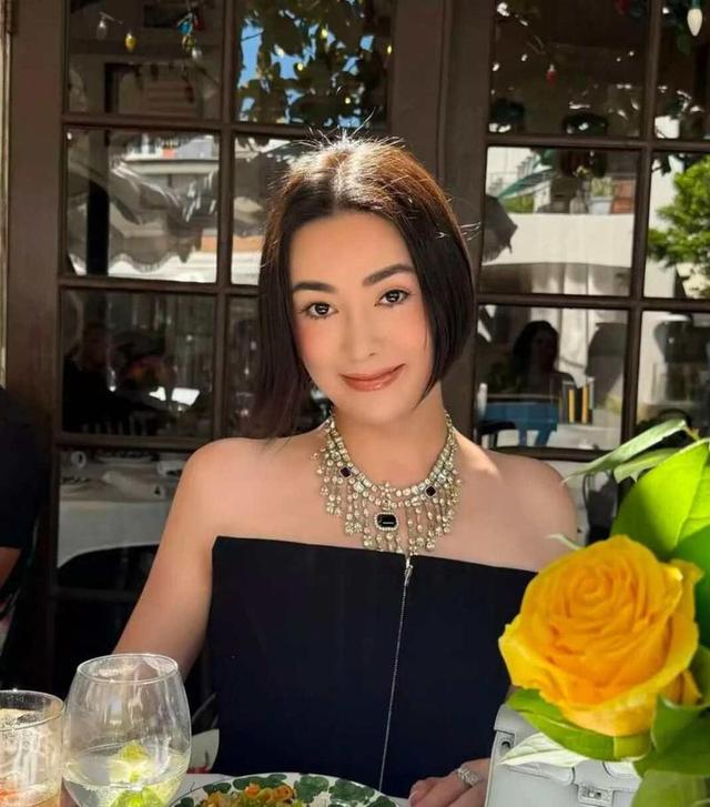 人民日报怒批！炫富	、偷税749万、跑国外，现又来“割内地韭菜”