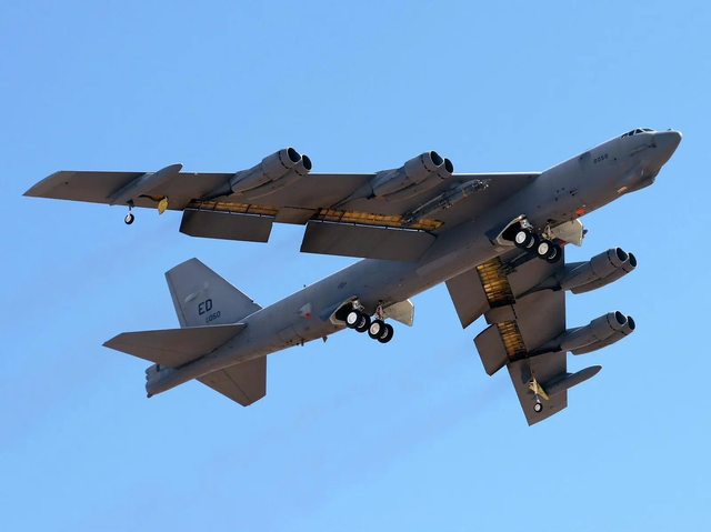 高市还没踏上访美飞机，美日突然联手派兵，决不许中国改变现状？