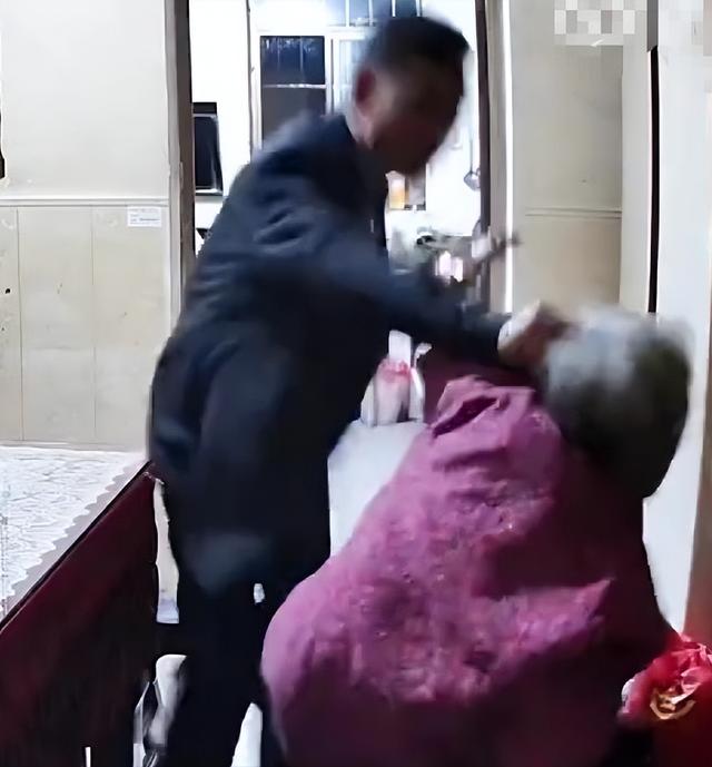 亲戚为暴打母亲男叫屈！他良心不坏	，动手事出有因，老人拿钱捞人