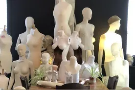 猎奇预警！英国女士收集假人模特做成展览，满山都是的画风？图片