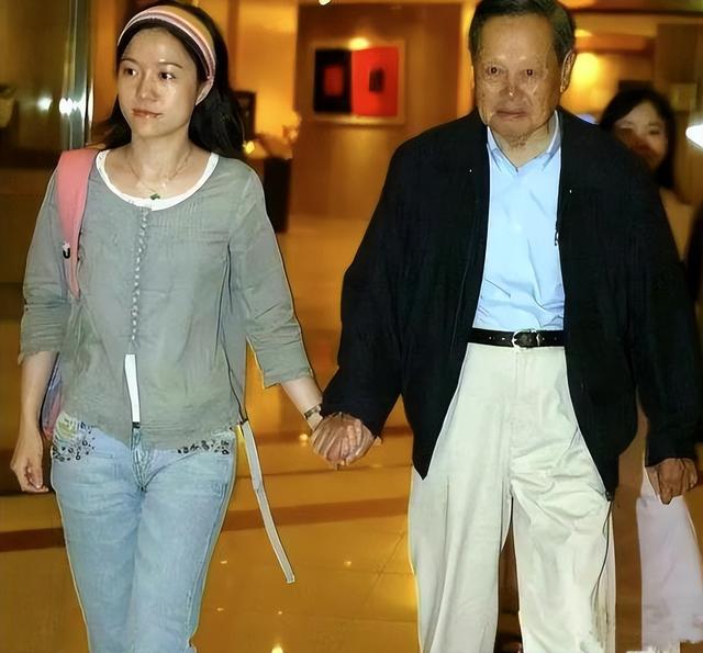 杨振宁猝然离世，临终状态曝光，翁帆25字表心情，难怪相爱20年