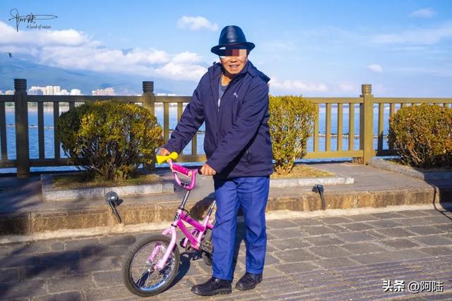 在洱海边偶遇最“潮”老头,粉色坐驾堪称是大理最靓丽的风景线