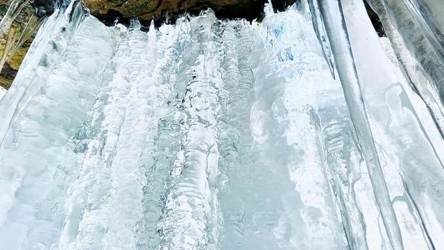 美到窒息！泰山彩石溪惊现“冬日魔法”，冰瀑奇观美若幻境！