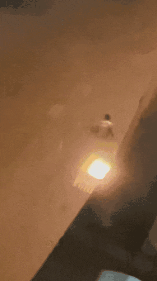 男子从温州一大桥跳下，没想到正值退潮江中无水，身体陷入淤泥中无法脱身，被消防人员救起送医