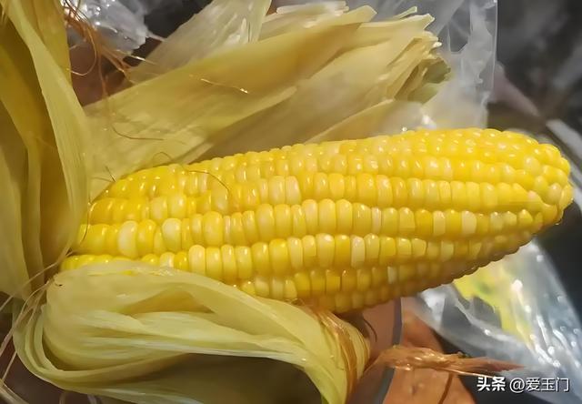 保存玉米，水煮和直接放冰箱都不对，教你一招，放一年也鲜嫩香甜