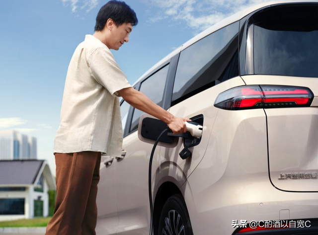 五菱神车密码：技术普惠与用户共生，星光730再造现象级国民神车