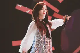 吴宣仪 吊带袜天使图片