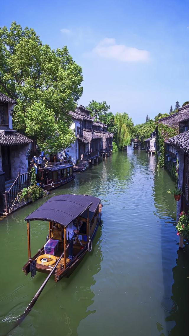 “为什么浙江的景点如此繁多？‘金山银山’背后隐藏的旅游秘密”