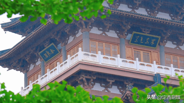 在卧龙湾水镇，听一场秋天的雨~