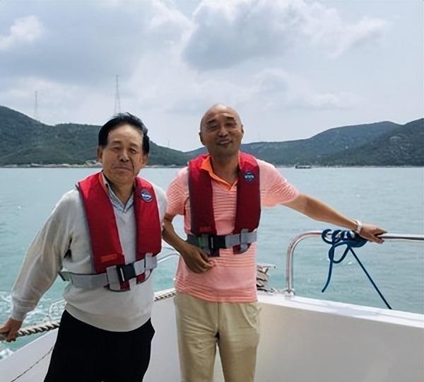 聂卫平告别仪式：大儿子手捧遗像	，3个子女都到齐，众人含泪悼念