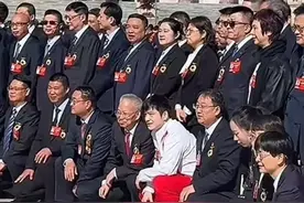 给他们点赞！樊振东王曼昱荣获先进工作者称号，现场衣服亮眼！图片