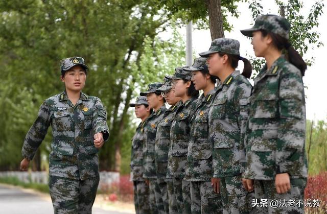 93受阅女兵参加婚礼被骂惨！网友：穿这套衣服去是几个意思？