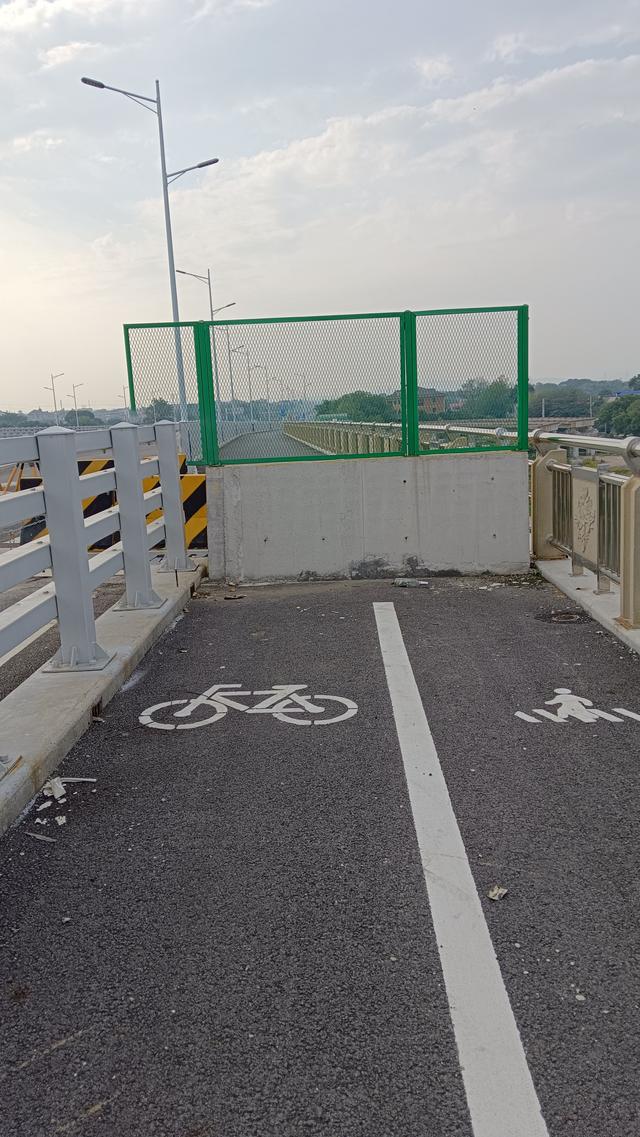 杨梅洲工程还没开工，只有7个月了。你们说明年6月能够建成吗吗