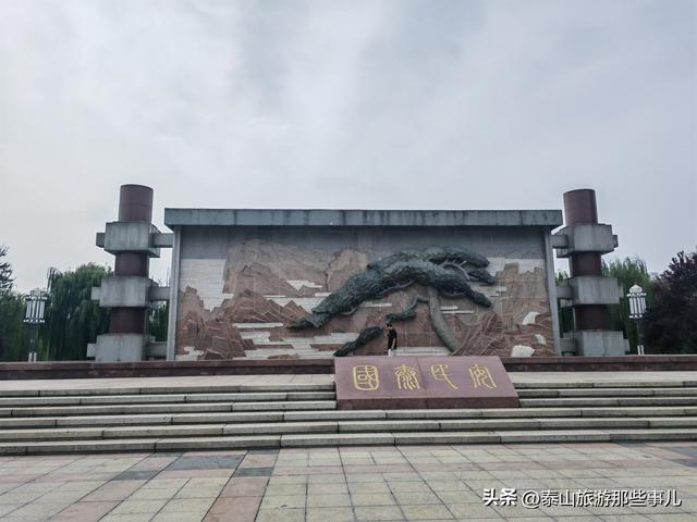 泰安：南湖公园人潮如织，十二莲桥美轮美奂，老夫妇的话让人深思