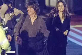 62岁阿汤哥和小36岁好莱坞女明星安娜约会，安娜清纯甜美神似凯蒂图片