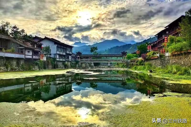 #“我的铁路风景”故事汇##火车和秋天同框# 金秋全域特色线路丨“陇原秋韵”诗画之旅