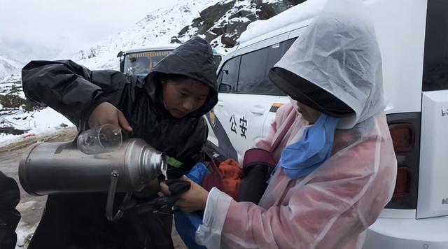 珠峰暴雪被困后续：向导人肉开路，百余人因此获救，有人重金感谢