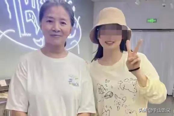 66岁迟蓬素颜被偶遇！穿洞洞鞋似邻居，《生万物》演技获赞