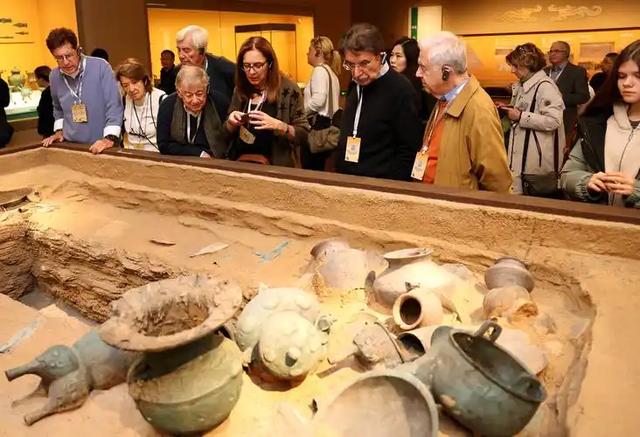 大量美国游客涌入中国,玩了几天后,不吹不黑,中国比美国强多了