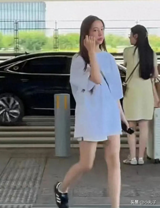 赵薇15岁女儿，嘴巴凸起又大，和爸爸一个模样，整体颜值不如妈