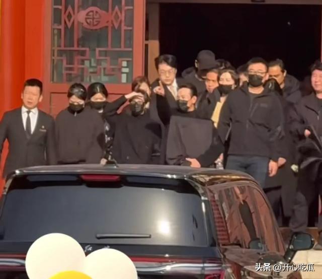 唐嫣和罗晋同框聊天，两人穿一样的黑大衣，带老家亲戚去饭店吃饭