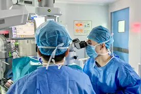 吓人！ 铁屑在男子眼中“住”了13年 医生强调：及时就医保视力图片