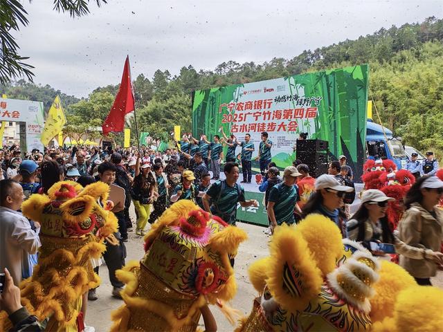 点点迷彩绿 护航徒步路