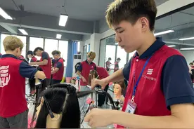 直板夹的操作方法，广西学烫发图片