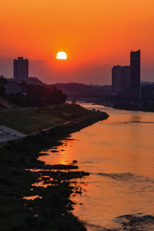 不敢想象周一的午后，走在沱江旁吹风有多舒服~