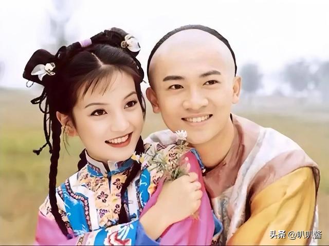 面相又变了！49岁赵薇广东吃饭，又老又瘦没架子，却再无回头路走