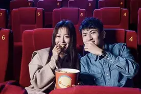 男朋友一起去看电影， 一会亲亲 一会揉胸，这正常吗？图片