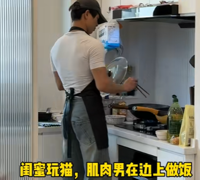 上海富婆花500请保姆，要求对方赤裸上身做饭，声称做梦都要笑醒
