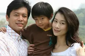 “赵政委”何政军：受父亲影响常演军人，与妻子结婚30年零绯闻图片