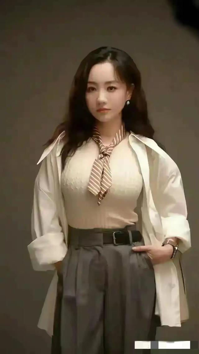 杨蓉这胸是真的吗？跟两个足球一样了，真的非常好看了