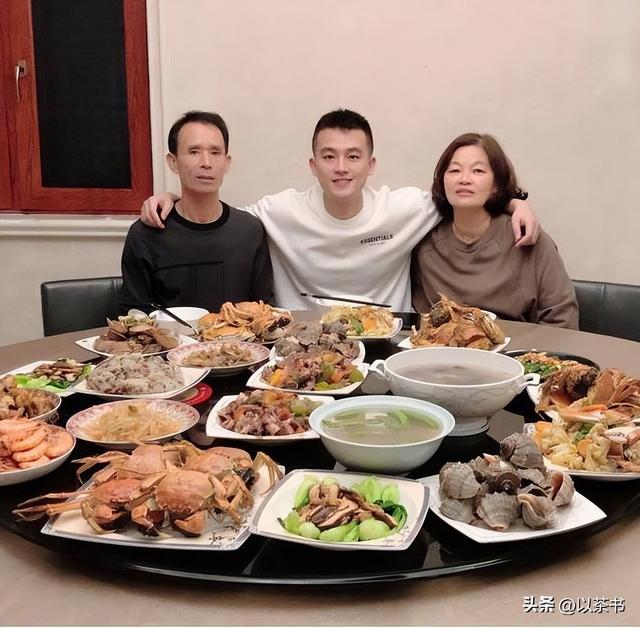 原来她就是欧豪妈妈，长相标致气质优雅，难怪儿子能如此优秀