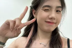 游泳队去看陈奕迅演唱会贴脸开大了，整整齐齐的坐在台下看演唱会图片