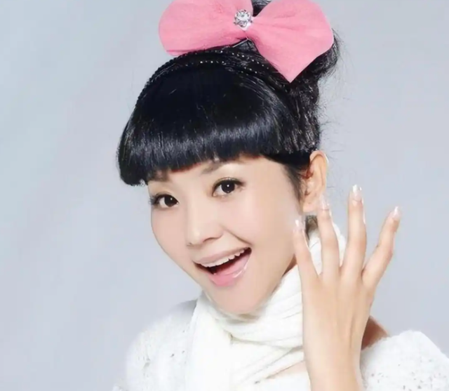 主持人方琼：与大8岁领导闪婚，婚后分居多年，如今儿子成了骄傲