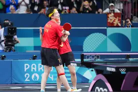 奥运赛场的拥抱瞬间图片