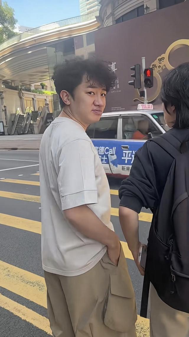 香港街头偶遇王祖蓝，本人非常低调随和，鼻子好大，好像还没睡醒