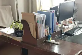 老同事退休被要求自己补档案，怒斥“不干人事”，出门被领导追上图片