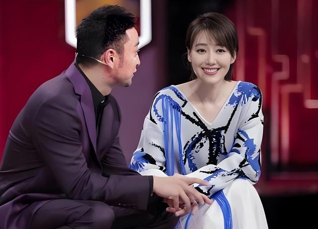 私生活炸裂、央视除名、陪睡疑云，她身上到底哪张标签是真的