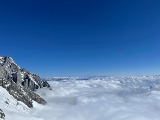 云南下雪了？你没有听错！云南两地飘雪了，美不胜收