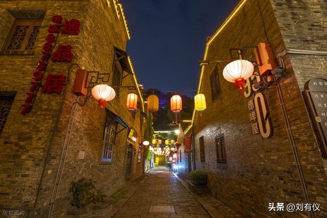 我在镇江夜游西津渡，返回酒店途中遇到一群醉酒的年轻人