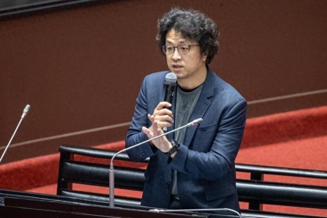 潜伏在中国的反华家族，靠大陆收入上亿，如今下场大快人心！