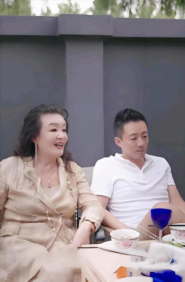 身价过百亿，坐拥北京一条街，出门私人飞机，京圈富婆都有谁？
