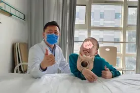 脊椎矫正回了90度！“折叠男孩”第一阶段结束已出院图片