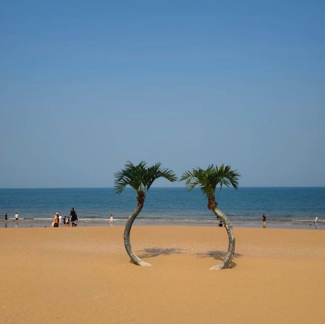 我是上海人，游万平口，人挤沙硌脚，晚上看高压水柱带烟花挺热闹