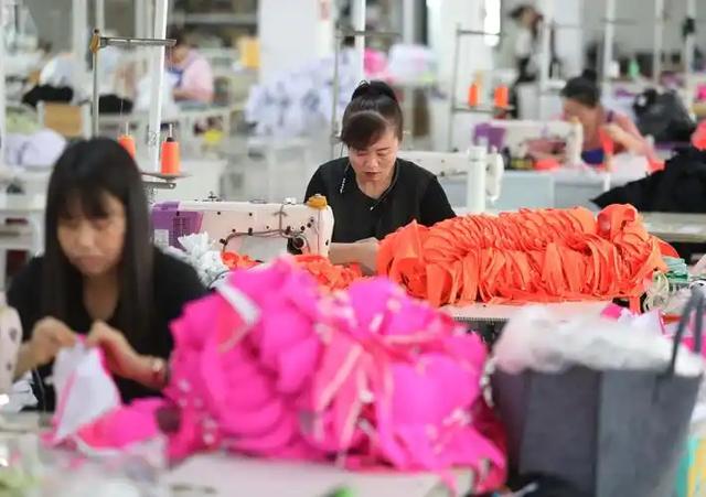 泳装卖3万！《乘风踏浪》带火后，兴城如何用3桶油漆留住游客2天