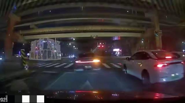 深夜连撞五辆车报废？警察抓人背后藏着啥秘密？监控拍下惊人一幕