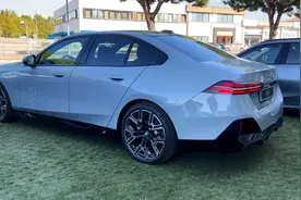 35万就能落地！新5系比A6L和E级大，标配2.0T+8AT，操控性没得说图片